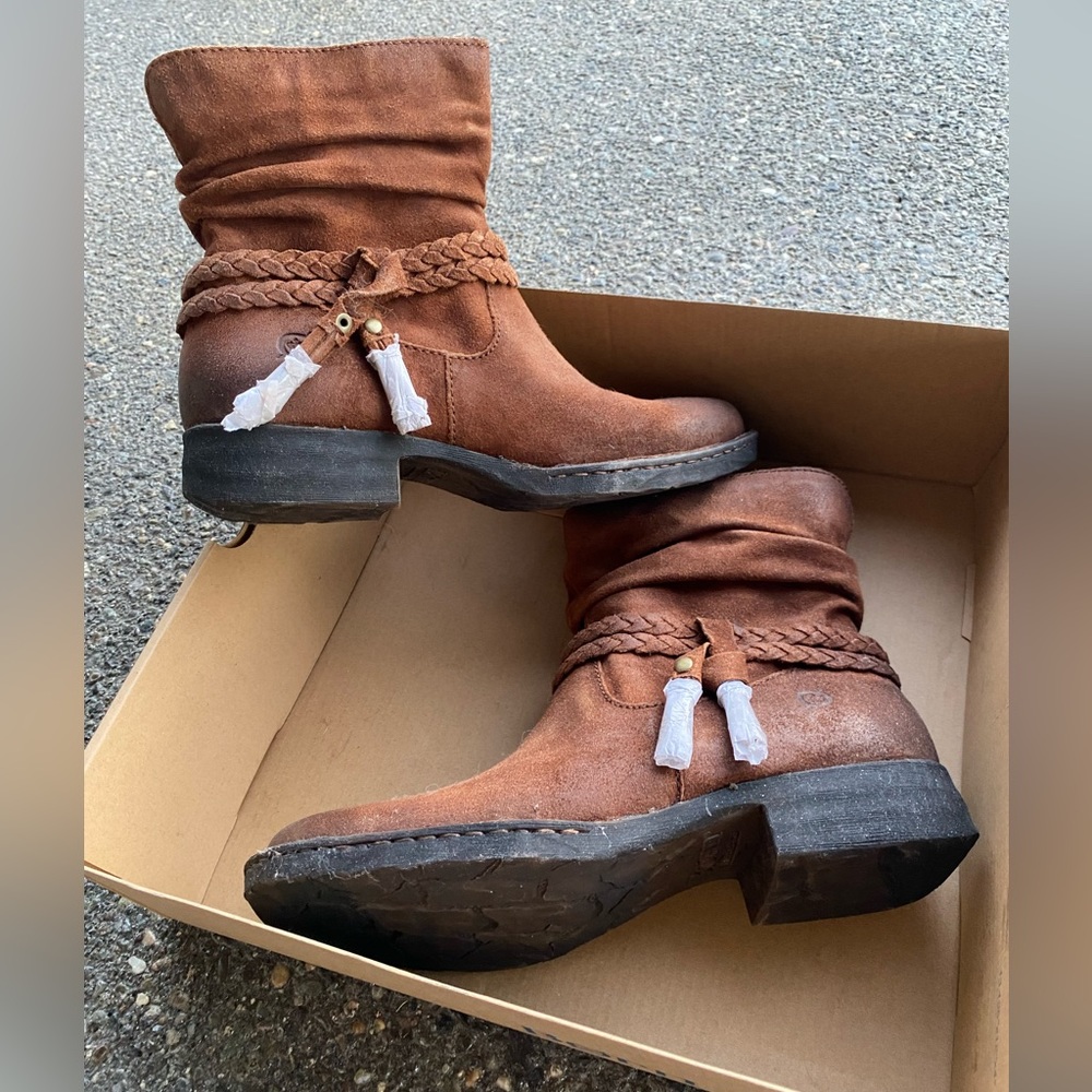 Born size 8 style Ouvea rust color NWT
